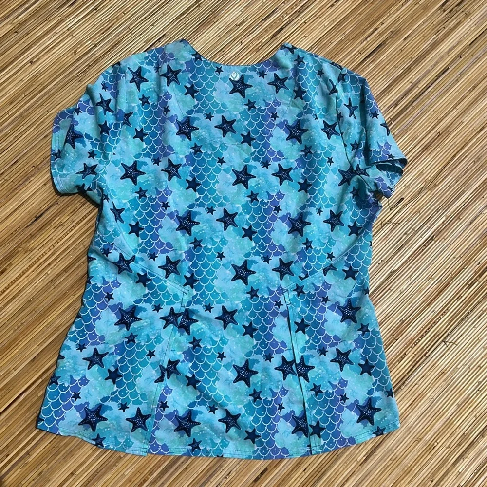 Disney Ocean Dream Ariel Women's 3-Pocket V-Neck Print Scrub Top Little mermaid - Picture 5 of 5